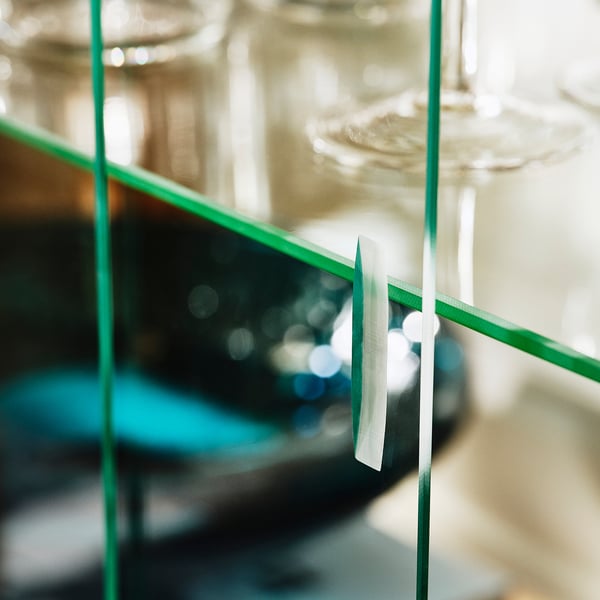 Kaasaegne rohelise raamiga klaaskapp, klanitud disain