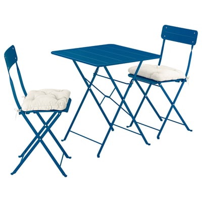 Sinine kokkupandav aialaud ja kaks tooli koos patjadega, mis sobivad ideaalselt väikestesse ruumidesse.