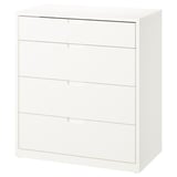 Valge TONSTAD kummut, neli elegantse disainiga sahtlit, moodne välimus, seisab vastu seina.