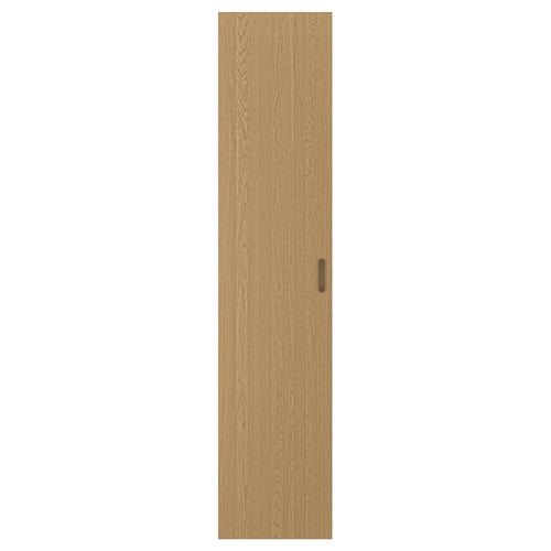 Elegantse, kitsa disaini ja sileda viimistlusega tammespoonist TONSTAD puidust uks. Sellel on minimalistliku välimuse saavutamiseks üks integreeritud käepide.