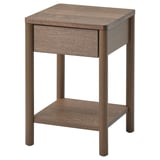 Sellel pildil on IKEA TONSTAD öökapp. See on pruun, ruudukujuline, ühe sahtli ja puidust jalgadega. Klassikaline, ajatu disain.