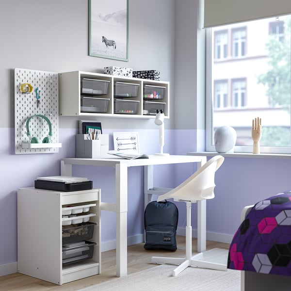 Kaasaegne kodukontor TROFASTi panipaiga, laua, tooli, aksessuaaride ja loomuliku valgusega.