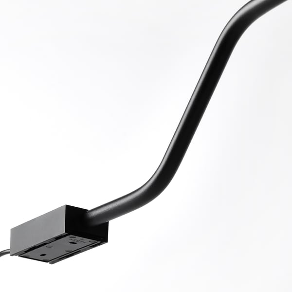 Kaasaegne painduva metallist kaelaga nurgeline lamp; kinnitub pindadele.