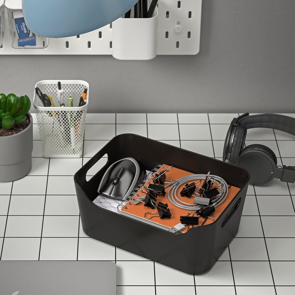 Must korraldajakarp plaaditud laual kõrvaklappide, hiire ja pastakatega. Aitab esemeid hoiustada ja korraldada.