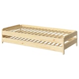 Naturaalset värvi IKEA UTÅKER puidust voodiraam. See on lihtne, ristkülikukujuline disain, mille toeks on liistudega puitpaneelid.
