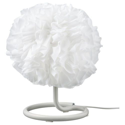 VINDKAST lamp. See on valge, sfääriline ja valmistatud taaskasutatud polüestrist. Põhi on kumer, klanitud ja minimalistlik.