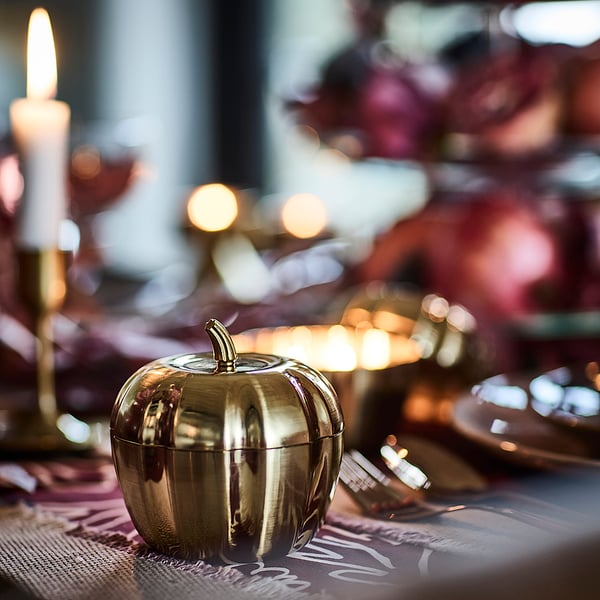 HÖSTAGILLE شمع معطّر/علبة معدنية، فتيلان, شكل القرع/يقطين متبل لون ذهبي, 20 س