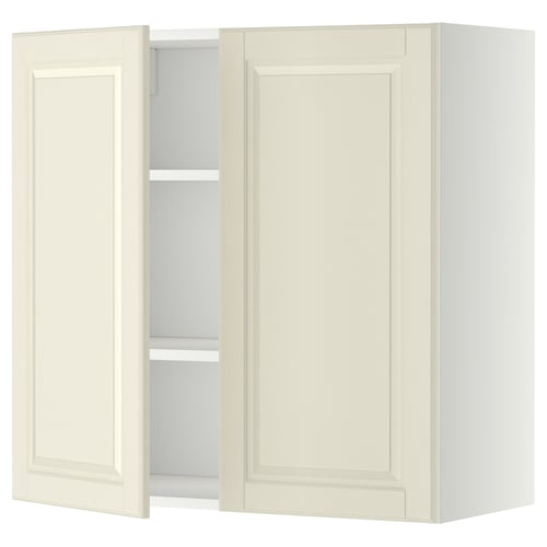 Off-white METOD kitchen cabinet, one door open, adjustable shelf inside. Classic design with bevelled edges.