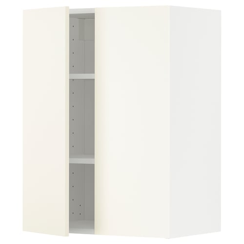 A white METOD kitchen cabinet with adjustable shelves and a door that can be mounted on the right or left side.