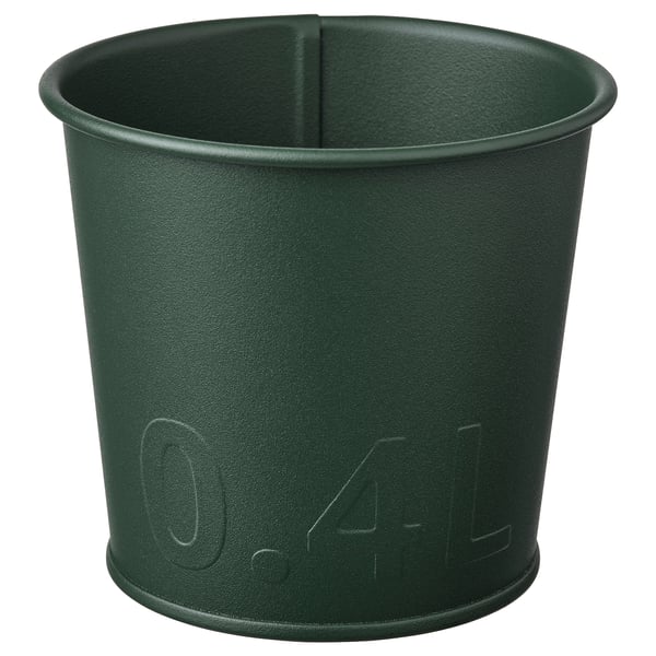 Jardinera de metall verd ÅKERBÄR, en forma de cilindre amb mida 0 en relleu. 4L, acabat de textura.