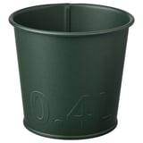 Jardinera de metall verd ÅKERBÄR, en forma de cilindre amb mida 0 en relleu. 4L, acabat de textura.