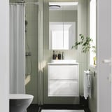 Bany modern amb lavabo ÄNGSJÖN, lavabo, armari de miralls, dutxa i planta.