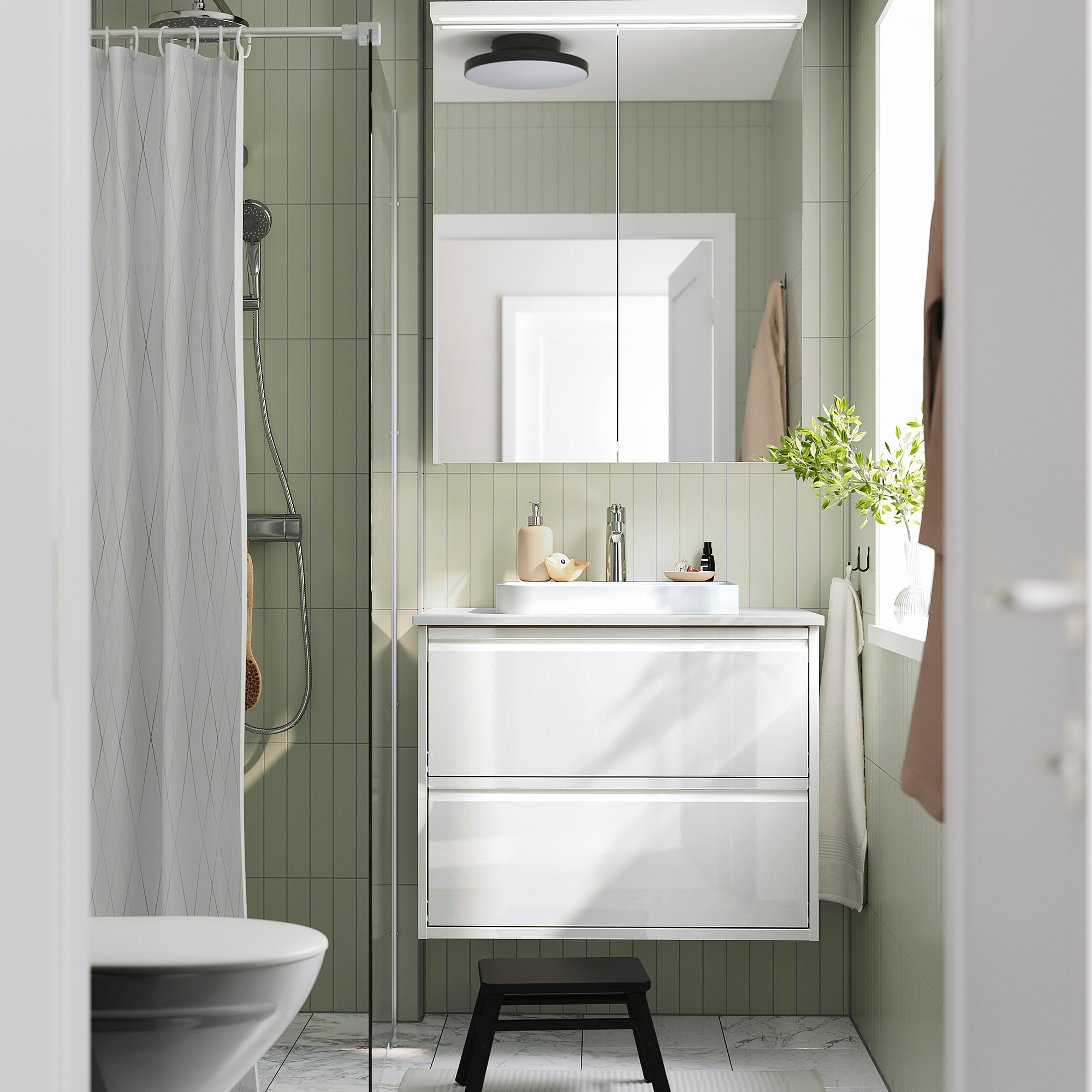 Tocador blanc modern amb lavabo, armari de miralls, tamboret i cortina de dutxa a ratlles.