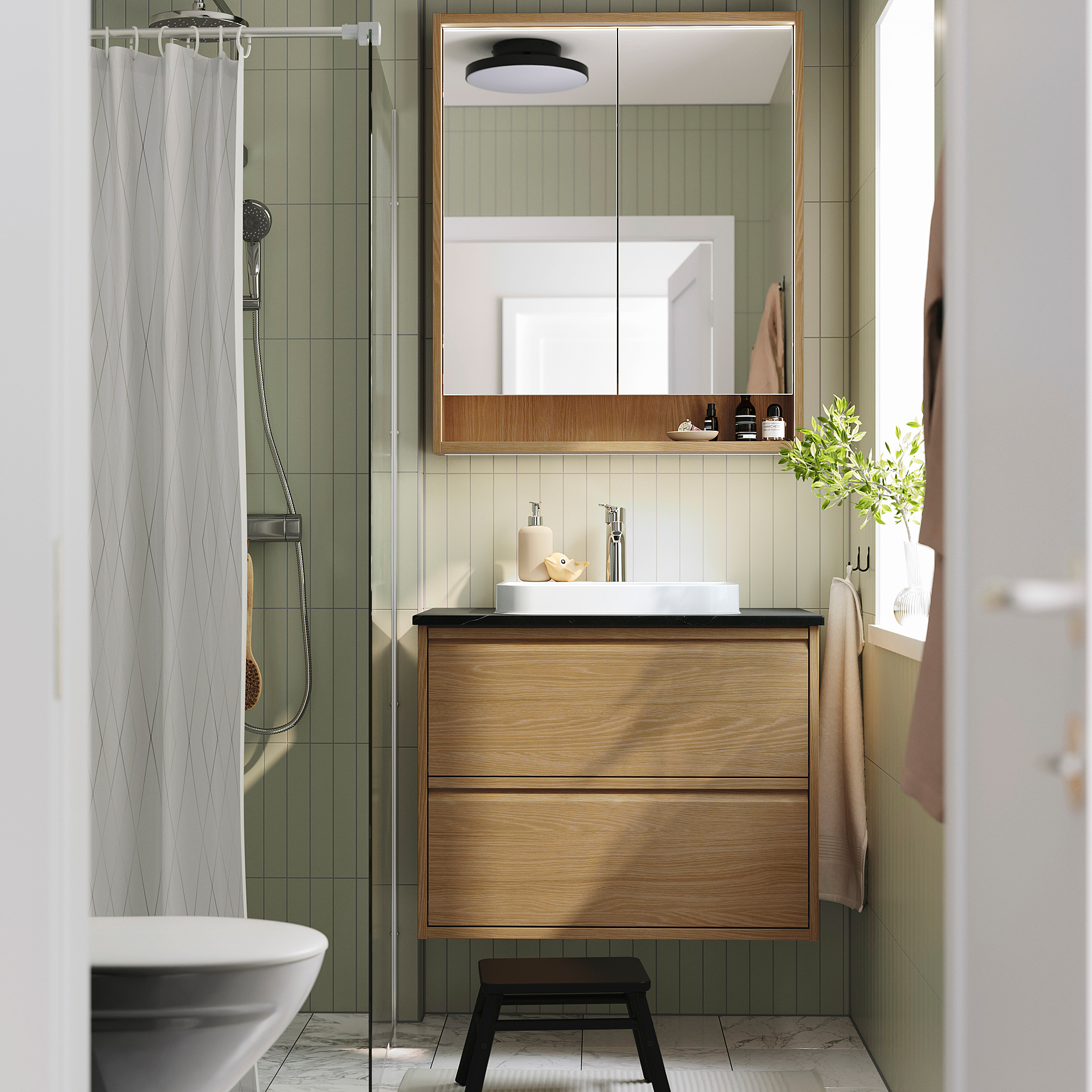 Bany modern: armari de roure clar, rajoles verdes, disseny minimalista, lavabo espaiós, mirall gran.