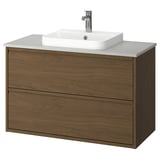 Tocador de bany modern de paret de roure marró amb lavabo quadrat blanc i aixeta cromada.