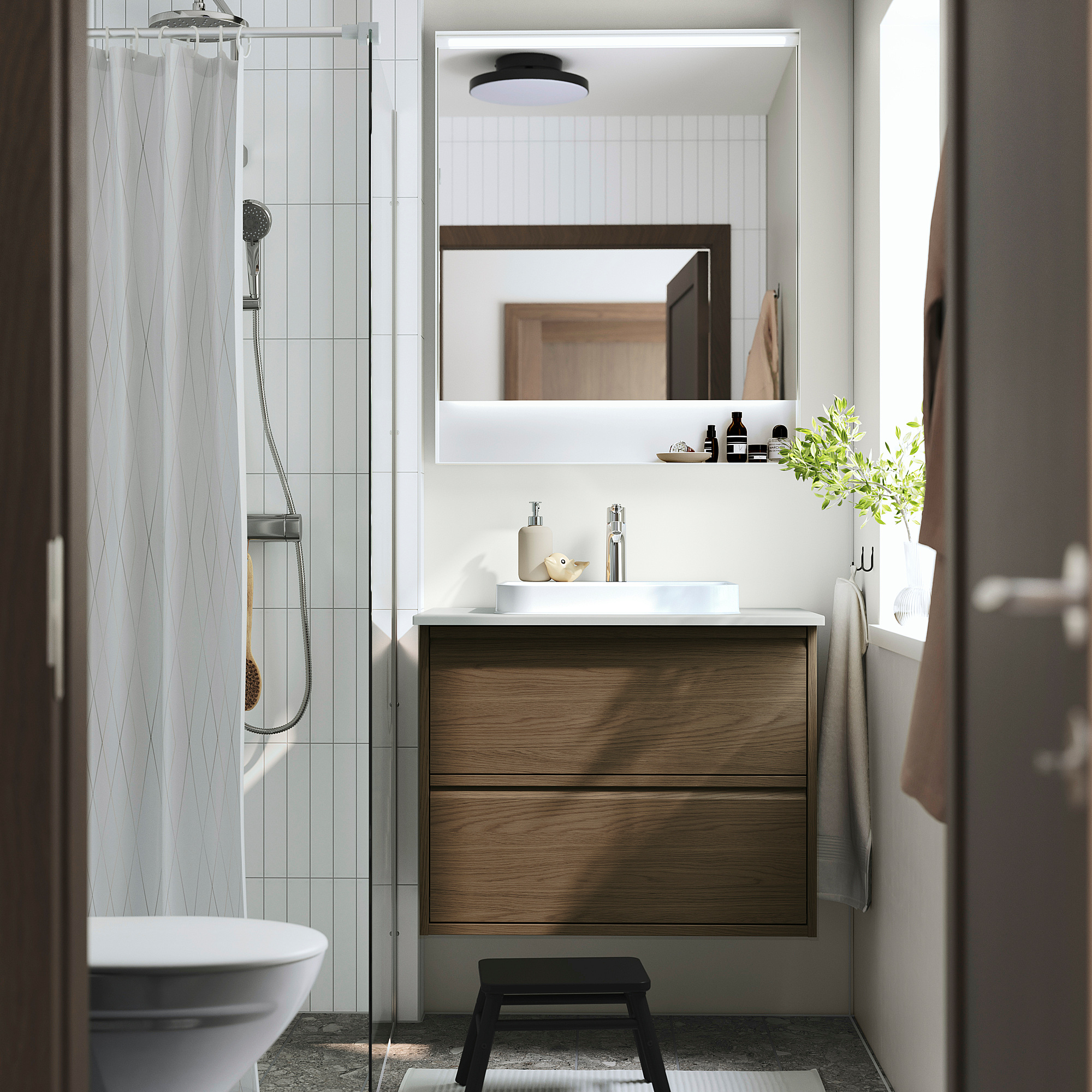 Bany modern: lavabo de fusta marró, taulell blanc, mirall; elegant, minimalista.