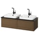Un lavabo de bany modern doble anomenat ÄNGSJÖN en roure marró amb dos lavabos quadrats blancs i accessoris negres.