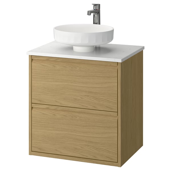 Moble de bany modern de roure amb taulell de marbre blanc i lavabo.