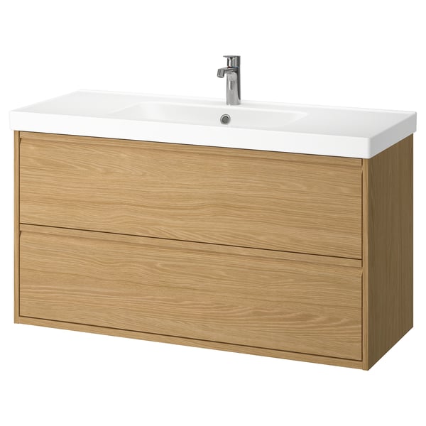 Un moble de bany de roure clar ÄNGSJÖN amb lavabo de ceràmica blanca i aixeta cromada.