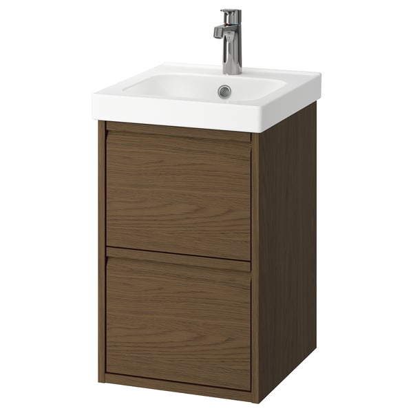 Tocador de bany modern de roure marró, de paret amb dos calaixos i un lavabo de ceràmica blanca, disseny minimalista.