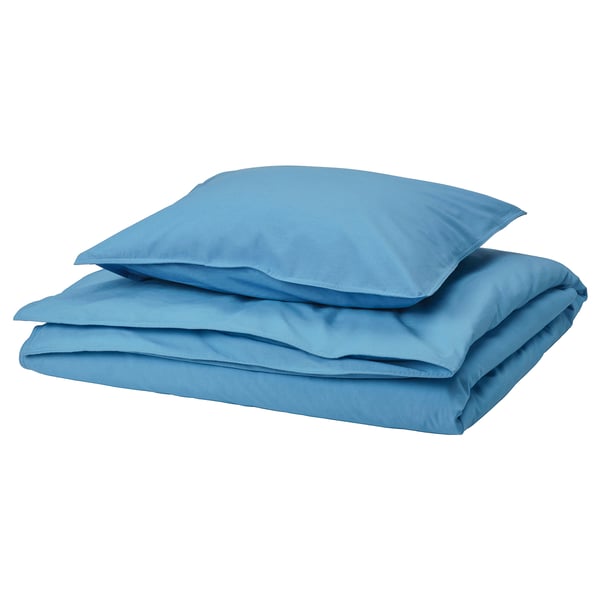 Un conjunt nòrdic i funda de coixí blau ÄNGSLILJA, amb cotó 100% suau i transpirable en forma quadrada plegada.