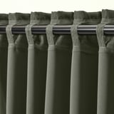 Primer pla de cortines amb cinta de capçalera i ganxos, utilitzades per penjar varetes o planadors.