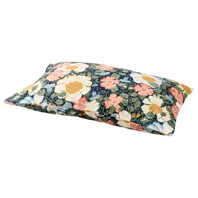 Coixí amb estampat floral, blau marí amb flors roses, grogues i verdes, forma rectangular. Fet de cotó reciclat i lyocell, ARENBOK.