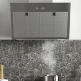 Campana extractora d'acer inoxidable amb il·luminació led, extraient fums.