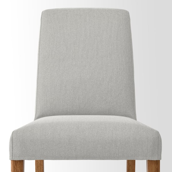 Cadira moderna amb tapisseria de tweed gris clar, respatller de suport i potes de fusta. Perfecte per sopar.