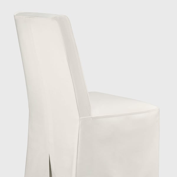 Una cadira entapissada moderna i blanca amb línies elegants i un respatller alt, que ofereix una experiència de seient elegant i còmoda.