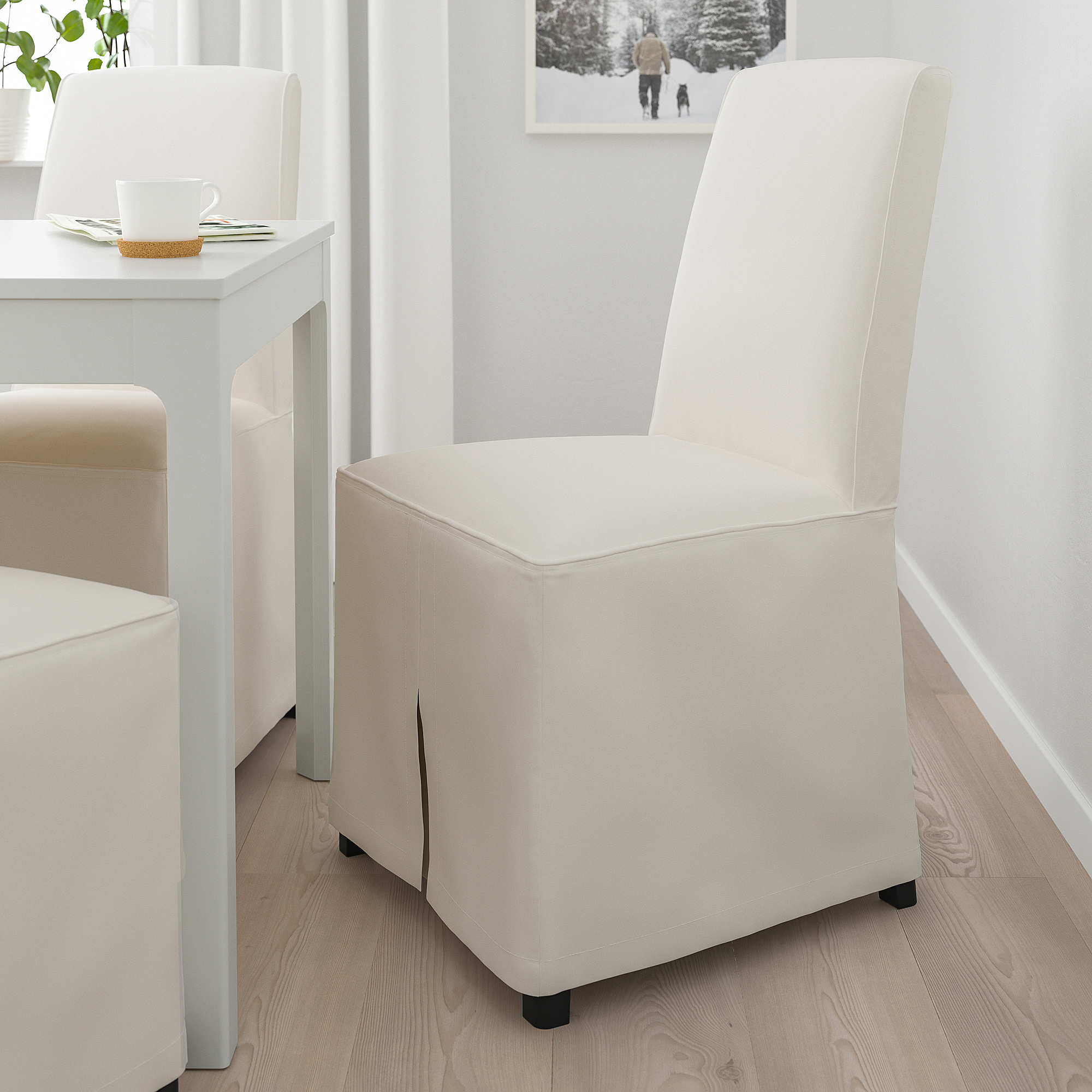 Cadira BERGMUND blanca en zona de menjador minimalista.