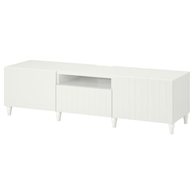 Banc de TV BESTÅ blanc, disseny modern amb gestió de cables oculta, aspecte net.