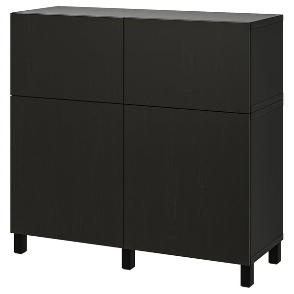 Un armari d'emmagatzematge ikea BESTÅ negre amb quatre portes quadrades, fabricat amb tauler de partícules i potes de fusta massissa.