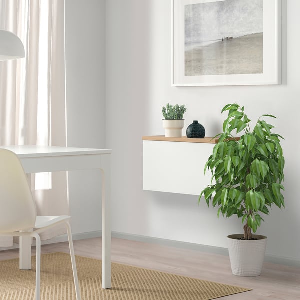 Oficina minimalista: escriptori BESTÅ, cadira, plantes, decoració, gran art de paret, llum natural.