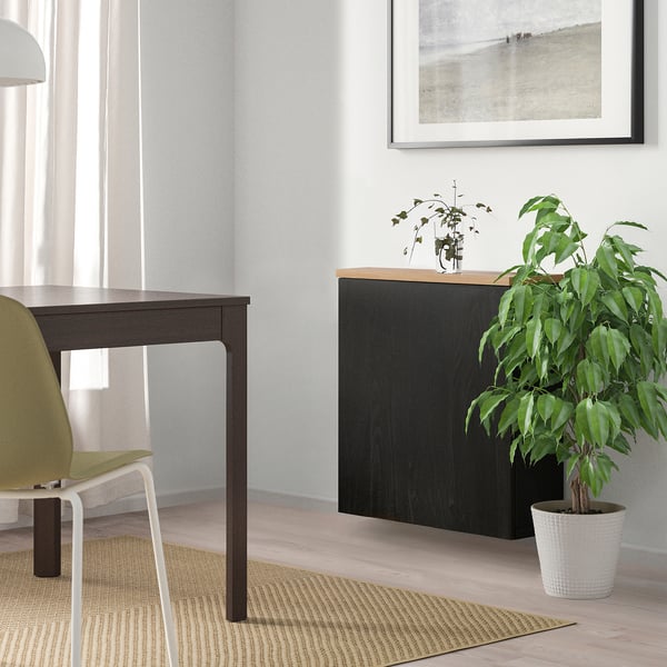 Habitació moderna i minimalista amb emmagatzematge, planta i art BESTÅ.