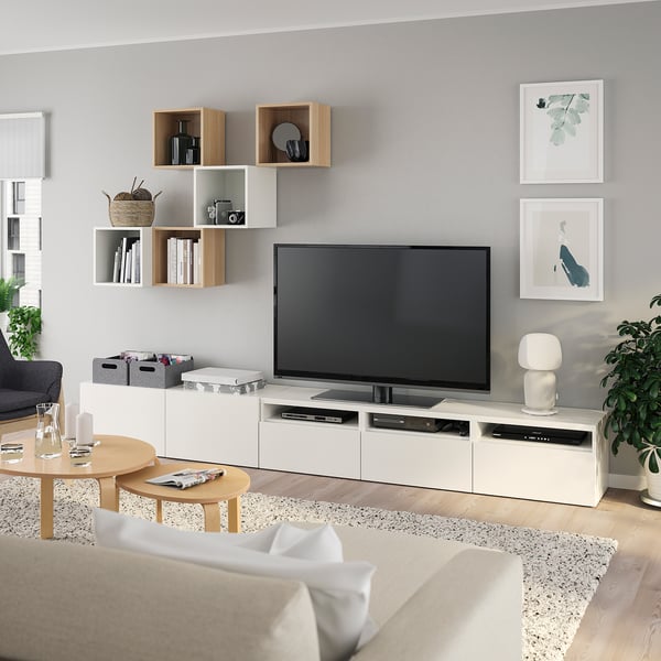 Sala d'estar moderna amb TV BESTÅ, sofà, taula de centre i decoració.
