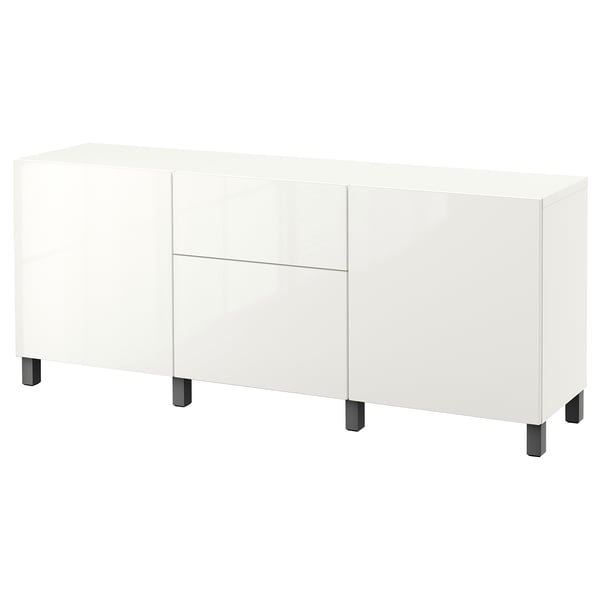 Un aparador BESTÅ blanc amb quatre potes. Té dues portes i un disseny elegant i modern per a l'emmagatzematge.