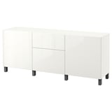 Un aparador BESTÅ blanc amb quatre potes. Té dues portes i un disseny elegant i modern per a l'emmagatzematge.
