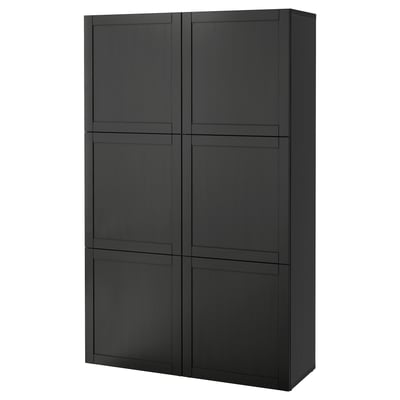 Moble d'emmagatzematge BESTÅ negre. Alt, rectangular amb sis portes quadrades. Disseny modern i minimalista. Fabricat amb taulers de partícules i taulers de fibra.