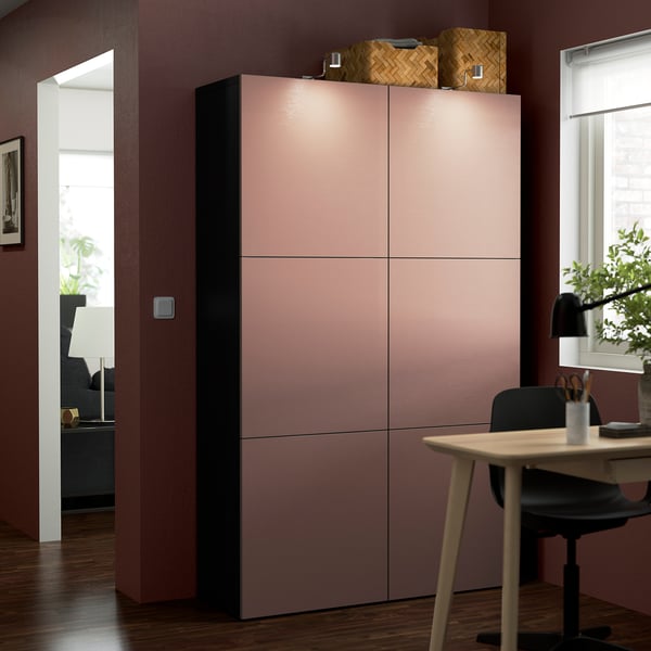 Sala d'estar moderna amb armari BESTÅ en color rosa pàl·lid. Combina estil i funcionalitat.