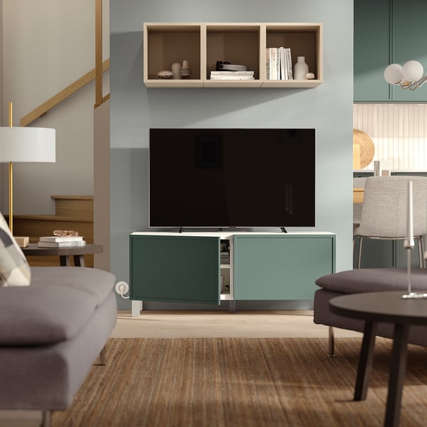 BESTÅ Moble de TV amb portes, blanc/Krukmakare gris fosc-verd, 120x42x48 cm