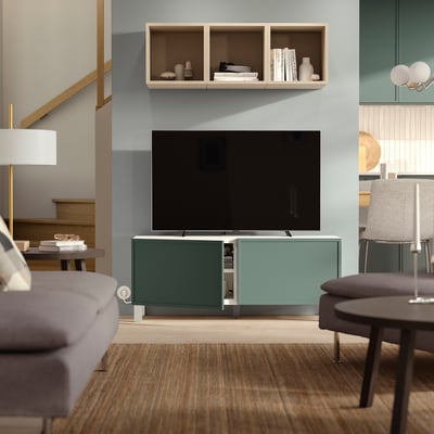 BESTÅ Moble de TV amb portes, blanc/Krukmakare gris fosc-verd, 120x42x48 cm