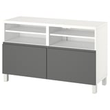 Banc de TV BESTÅ blanc i gris amb prestatges i armaris oberts.