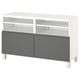Banc de TV BESTÅ blanc i gris amb prestatges i armaris oberts.