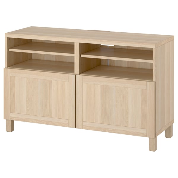Suport de TV de fusta clara, BESTÅ, ros clar, rectangular, quatre armaris, dues prestatgeries obertes, disseny minimalista, potes robustes.