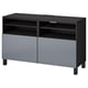 TV Ikea BESTÅ, negre i gris, de forma rectangular amb dos armaris tancats i dues prestatgeries obertes.