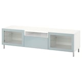 Un banc de TV BESTÅ blanc amb portes de vidre blau clar i potes metàl·liques, amb compartiments d'emmagatzematge oberts.