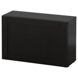 Un elegant moble d'emmagatzematge negre BESTÅ amb un disseny rectangular minimalista. És una porta gran per a emmagatzematge ocult.