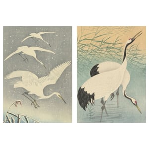 Dos estampats japonesos: grues volant i dempeus a la natura, colors apagats.