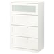 Calaixera BRIMNES blanca amb calaix superior de vidre esmerilat. Disseny rectangular elegant amb quatre calaixos i mecanisme de funcionament suau.